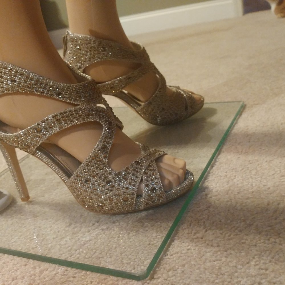 Gianni Bini, size 7M, beautiful true golden beaded, back zip heels. Excellent. - Picture 4 of 11